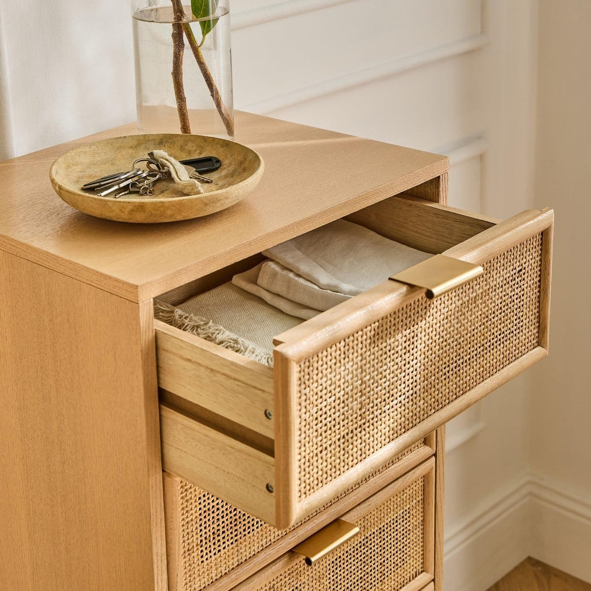 KOMMODE mit 5 Schubladen und Fronten aus natürlichem Rattan - H100,5 cm - Eschefarben, Holzwerkstoff (42/100.5/36.5cm) - Calicosy