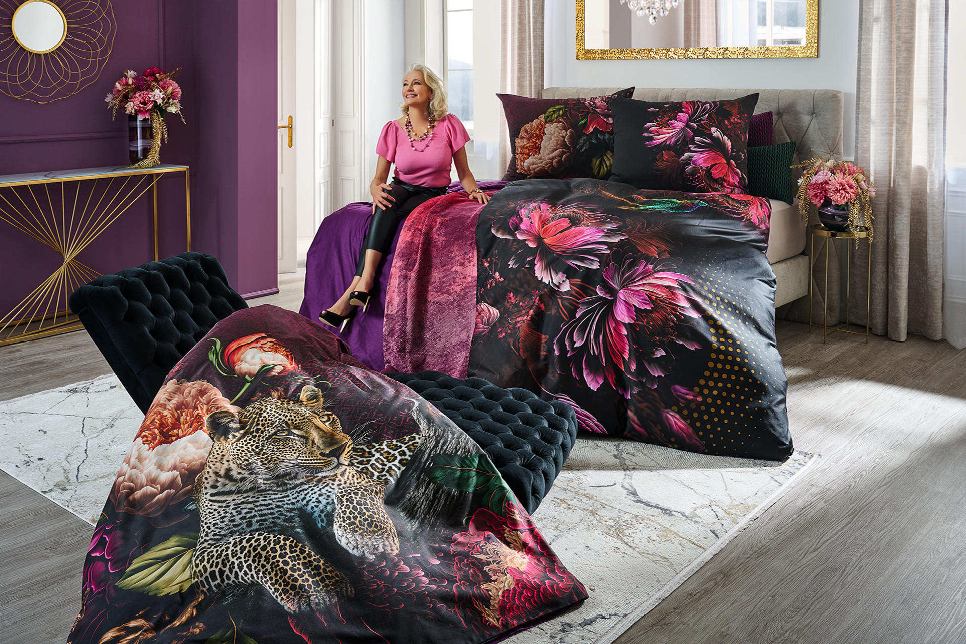 Bettwäsche schwarz/floral, Frau auf Schwarzem Bett
