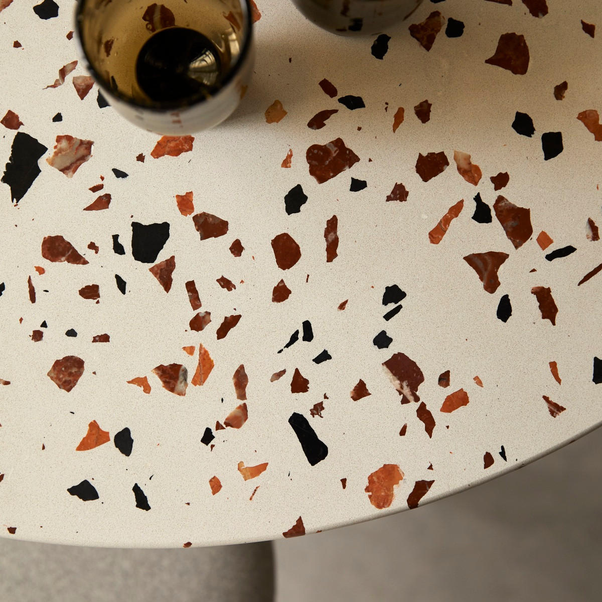 TISCH Elio Braun aus Premium-Terrazzo - Braun, Stein (90/90/72cm) - Tikamoon