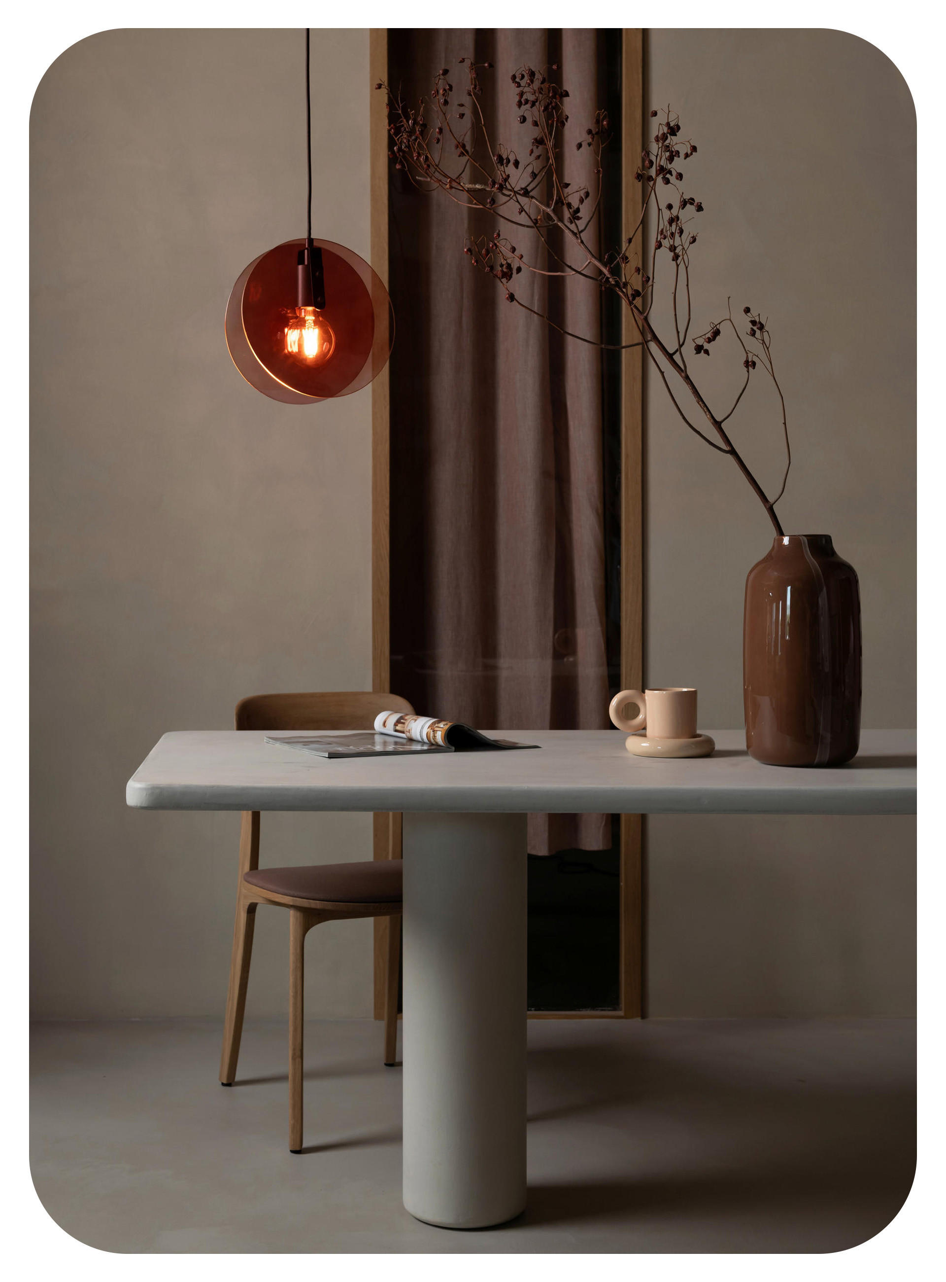 Esstisch mit Vase und Hängeleuchte