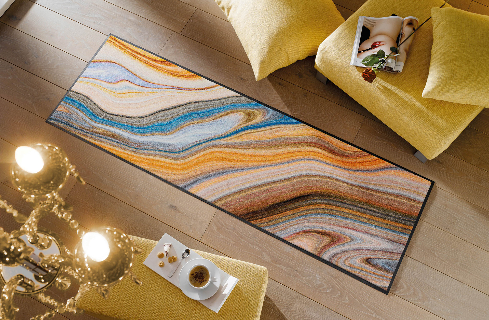 farebný behúň, žltá taburetka, žltý vankúš, luster