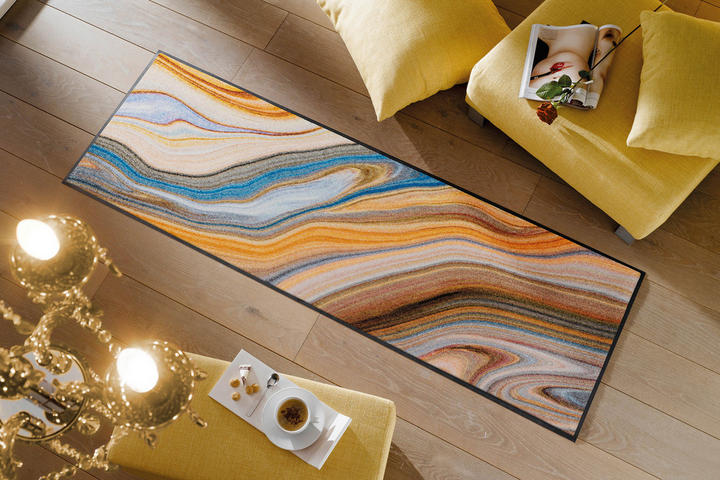 farebný behúň, žltá taburetka, žltý vankúš, luster