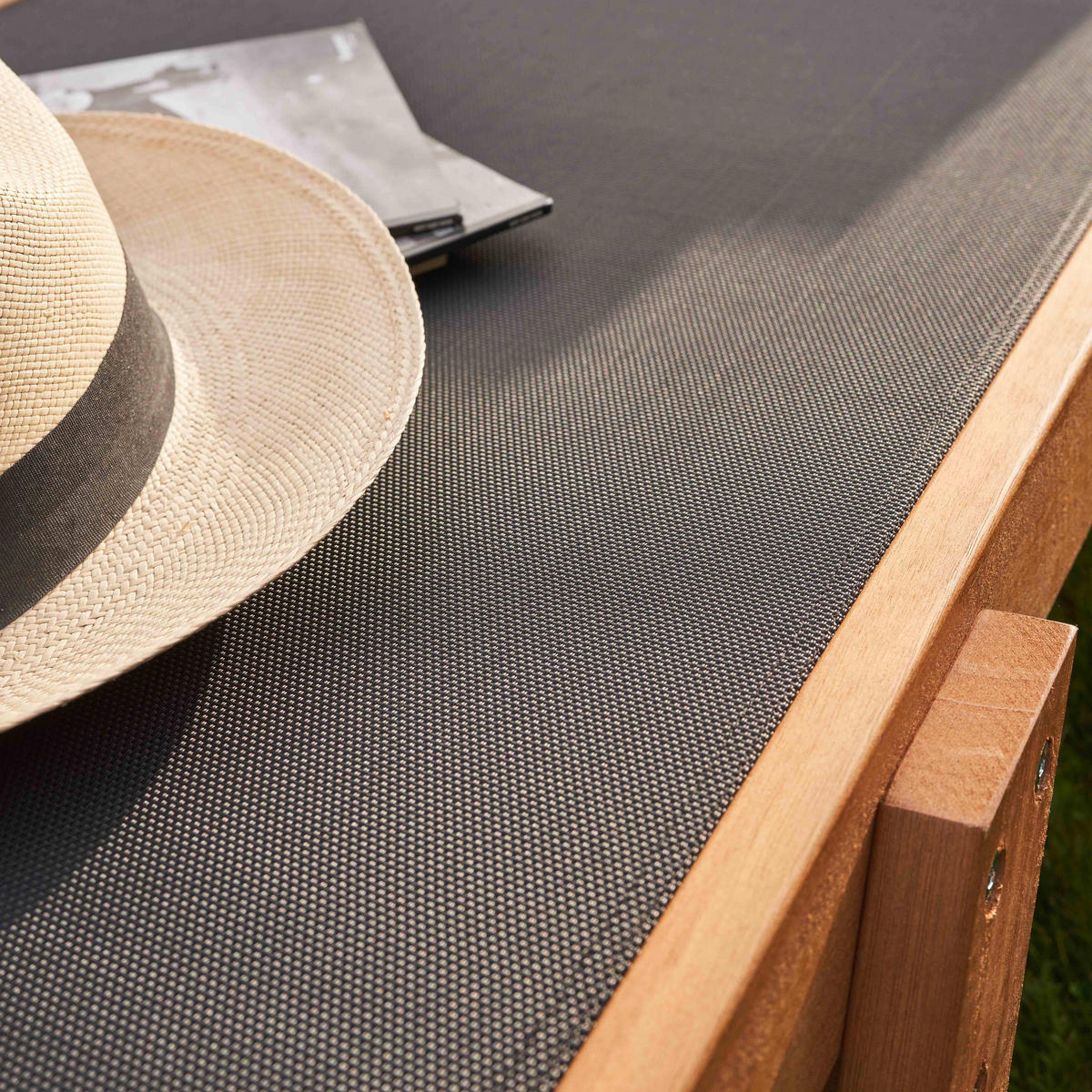 SONNENLIEGE 2-tlg. mit 1 Ablagefläche, Schwarz - Schwarz, Holz (71/33/195cm) - Oviala