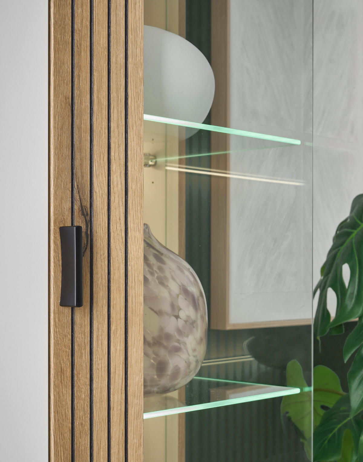 VITRINE weiß matt, Eiche 75 x 125 cm, Stauraumvitrine mit Soft-Close - Eichefarben/Schwarz, Glas/Holzwerkstoff (75/125/38cm) - Furn.Design