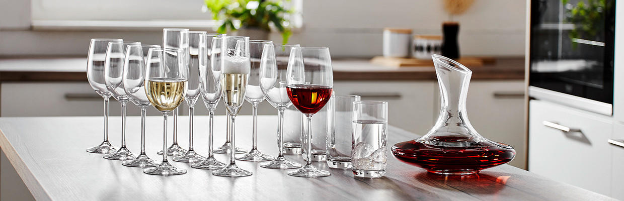 weiß und Rotwein Gläser mit einer Karaffe