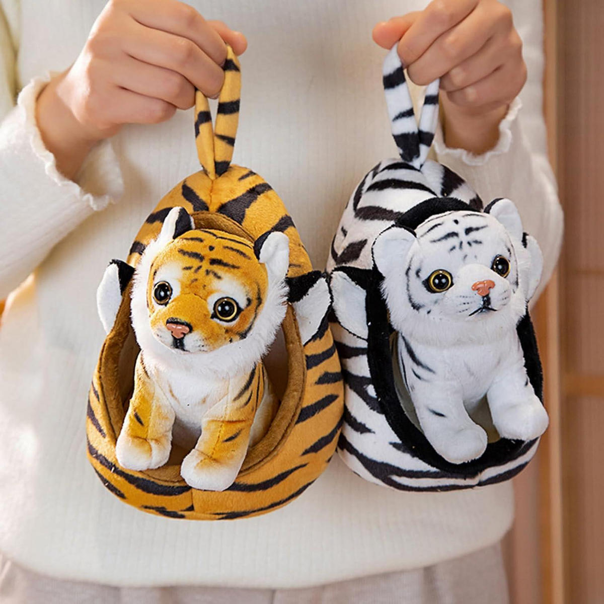 KUSCHELTIER Tiger mit Haustierkorb - Braun, Textil (14/17cm)