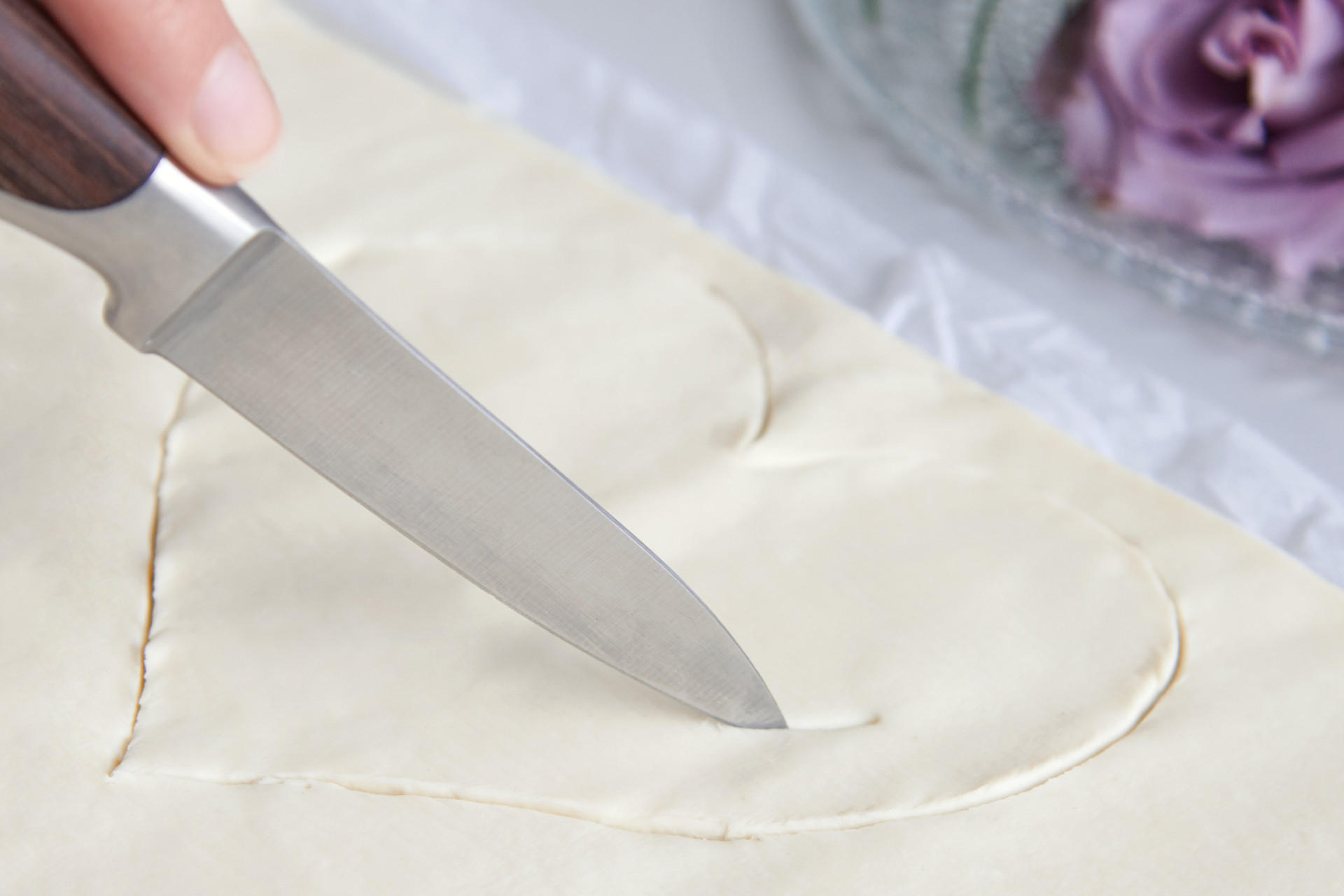 Herz aus Blätterteig ausschneiden