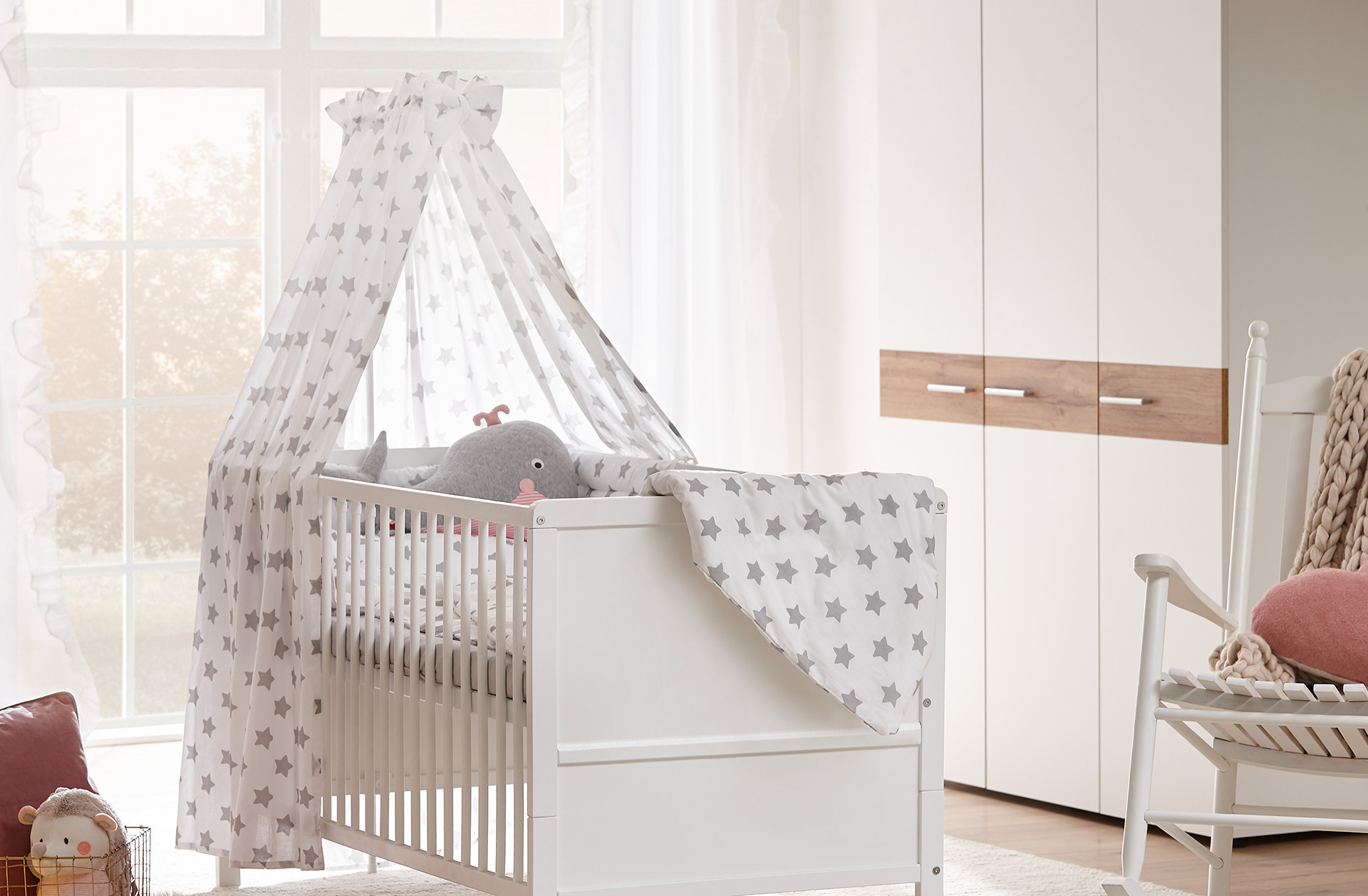 detská postieľka s priečkami, baldachýn hviezdičky, plyšová veľryba, drevené hojdacie kreslo biele, biele hojdacie kreslo, biela skriňa