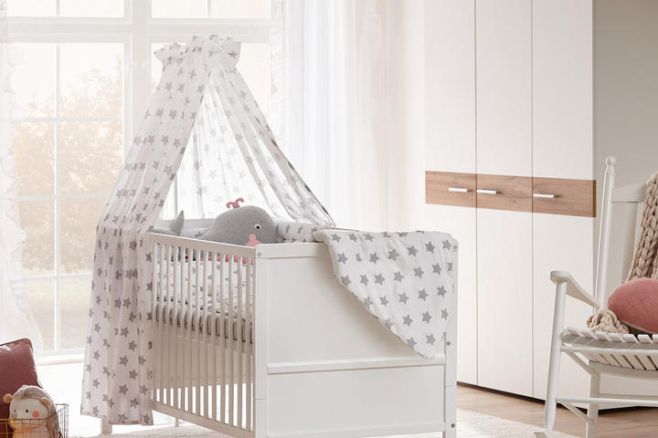 detská postieľka s priečkami, baldachýn hviezdičky, plyšová veľryba, drevené hojdacie kreslo biele, biele hojdacie kreslo, biela skriňa