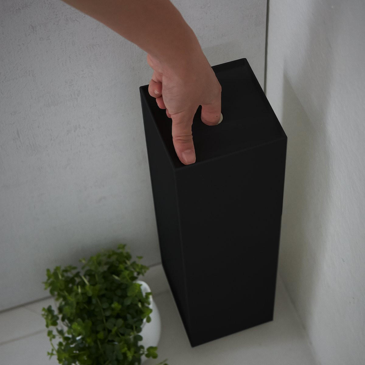 YAMAZAKI Tower 7851 Toilettenpapierhalter in Schwarz - Stilvolle und praktische Lösung - Schwarz, Metall (11.5/38.5/11.5cm) - Yamazaki