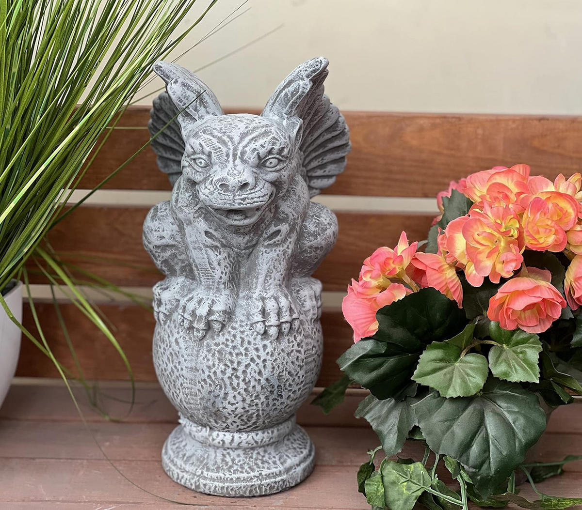 STEINFIGUR Gargoyle auf Kugel frostfest wetterfest Steinguss - Grau, Stein (12/29/14cm) - stoneandstyle