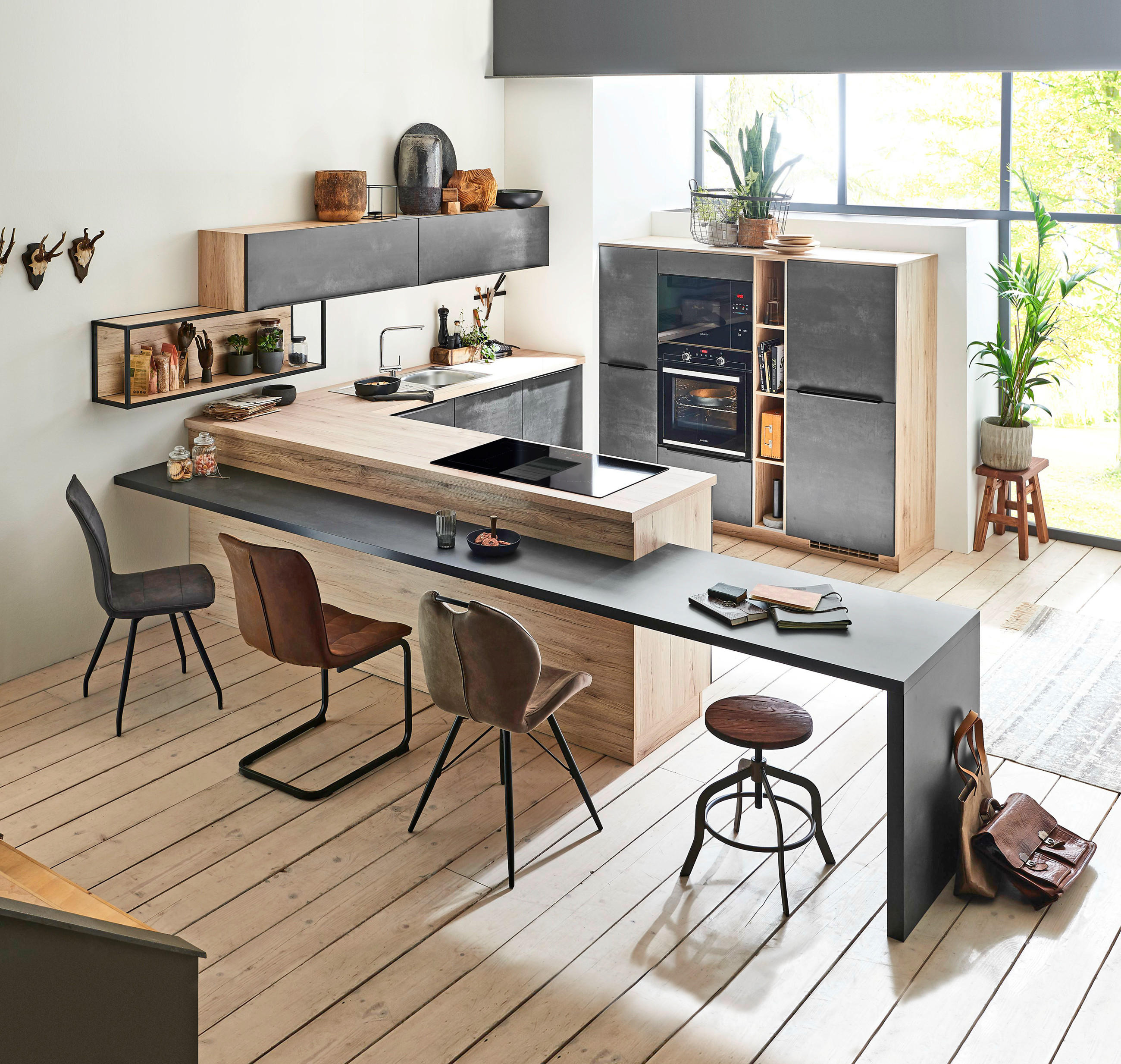 Moderne Küche mit Holzelementen in passender Form, ideal für praktische Nutzung und ansprechendes Design.