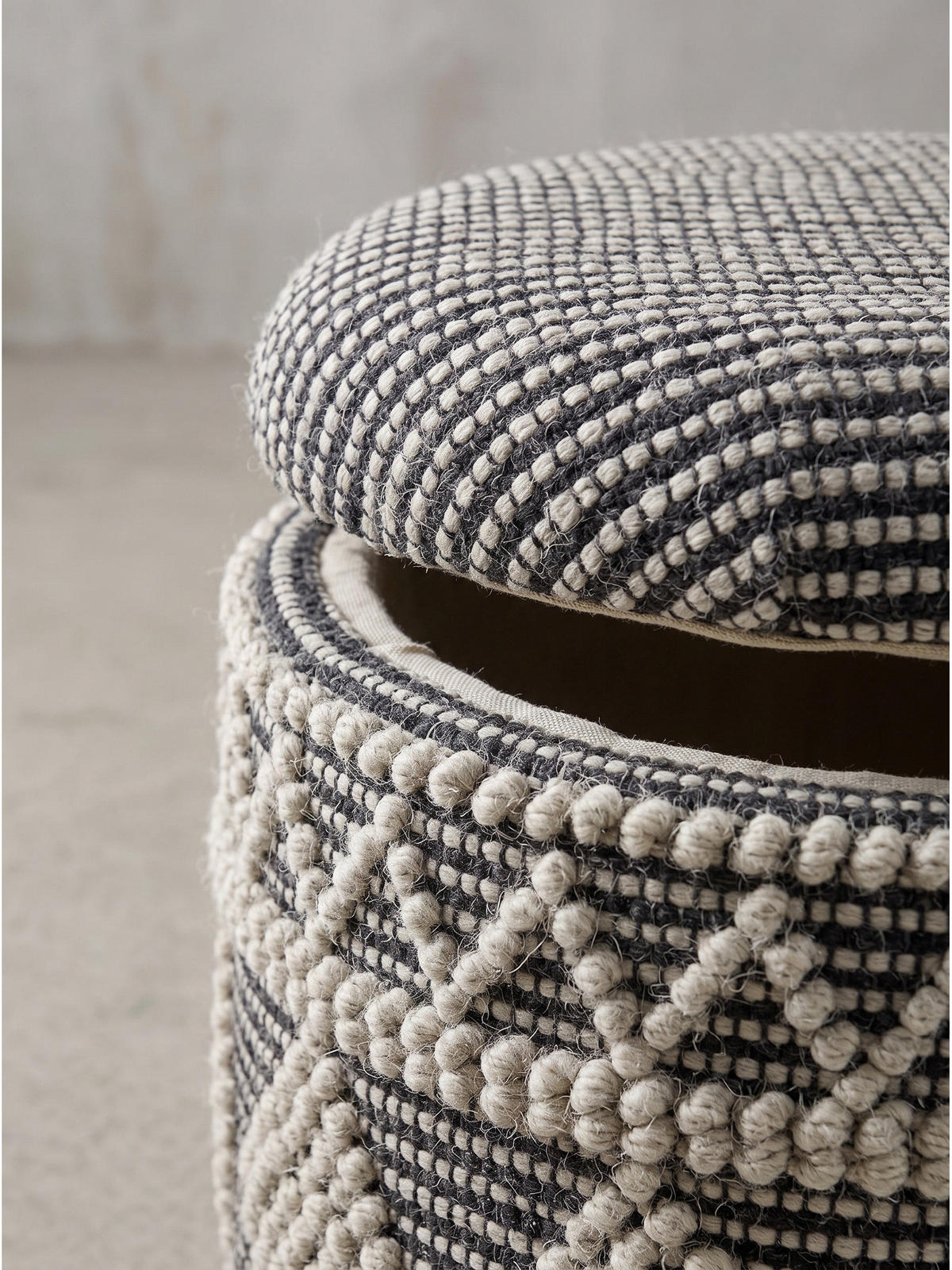 SITZHOCKER RHONE, Stoff, mit Textilbezug, mit Rautenstruktur, Creme-Schwarz, Ø 40 x 45 cm - Beige/Grau, Textil (40/45/40cm) - KADIMA DESIGN