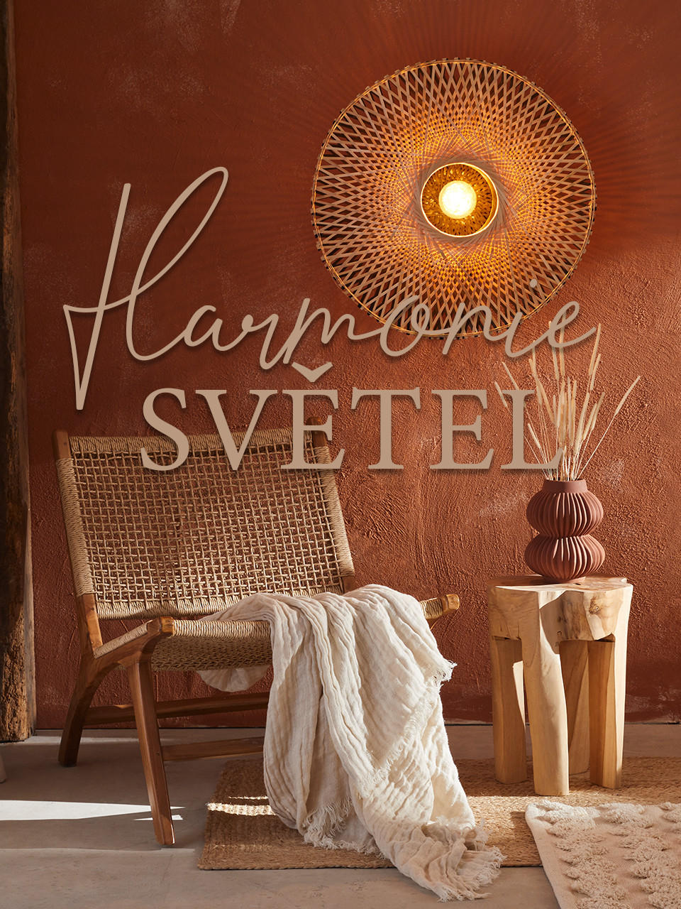 Křeslo a osvětlení v boho stylu