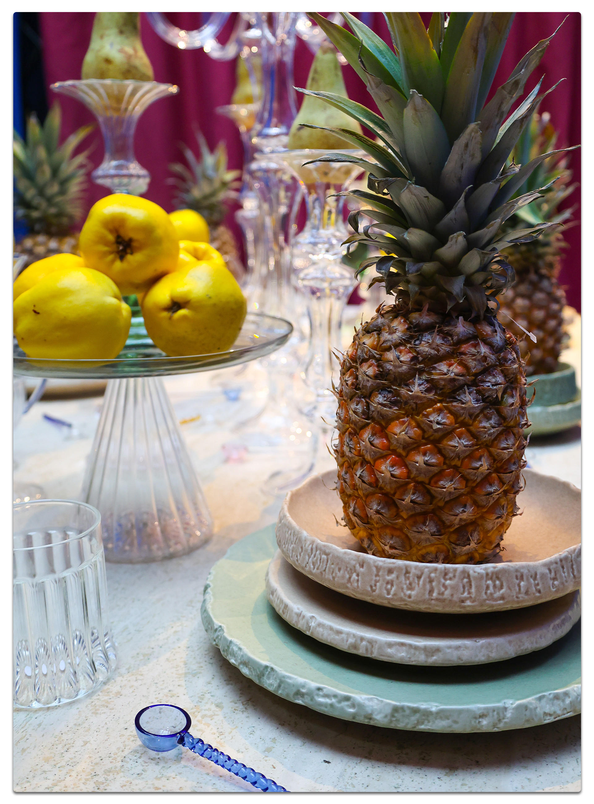 Ein Ananas auf einem stilvollen Teller, ausgestellt auf der Ambiente Messe 2025.