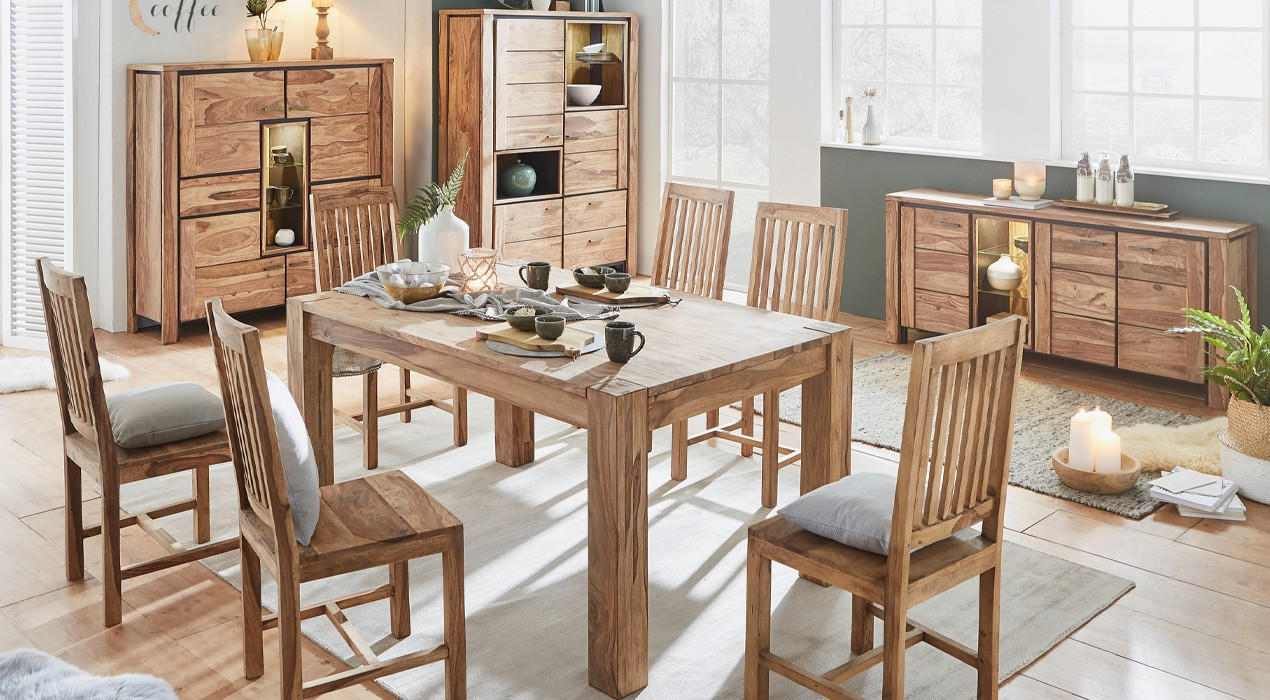 Esszimmer mit Sideboards, Esstisch und Stühlen aus Sheesham