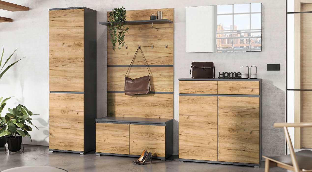 Moderner Eingangsbereich mit Holzmöbeln, darunter ein hoher Schrank, Sitzbank mit Haken und Deko-Regal mit Pflanzen, daneben ein Schrank mit „Home“-Schriftzug