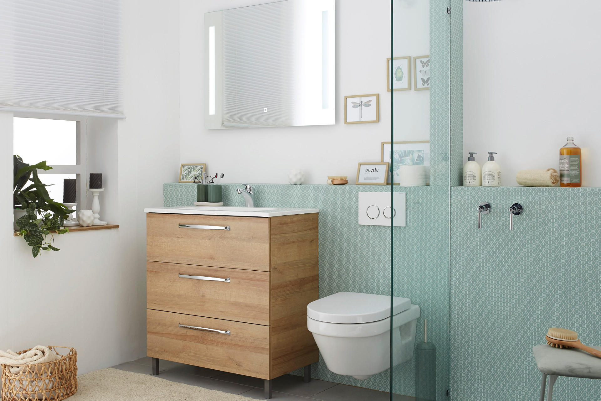 Kleines Badezimmer mit Hänge-WC