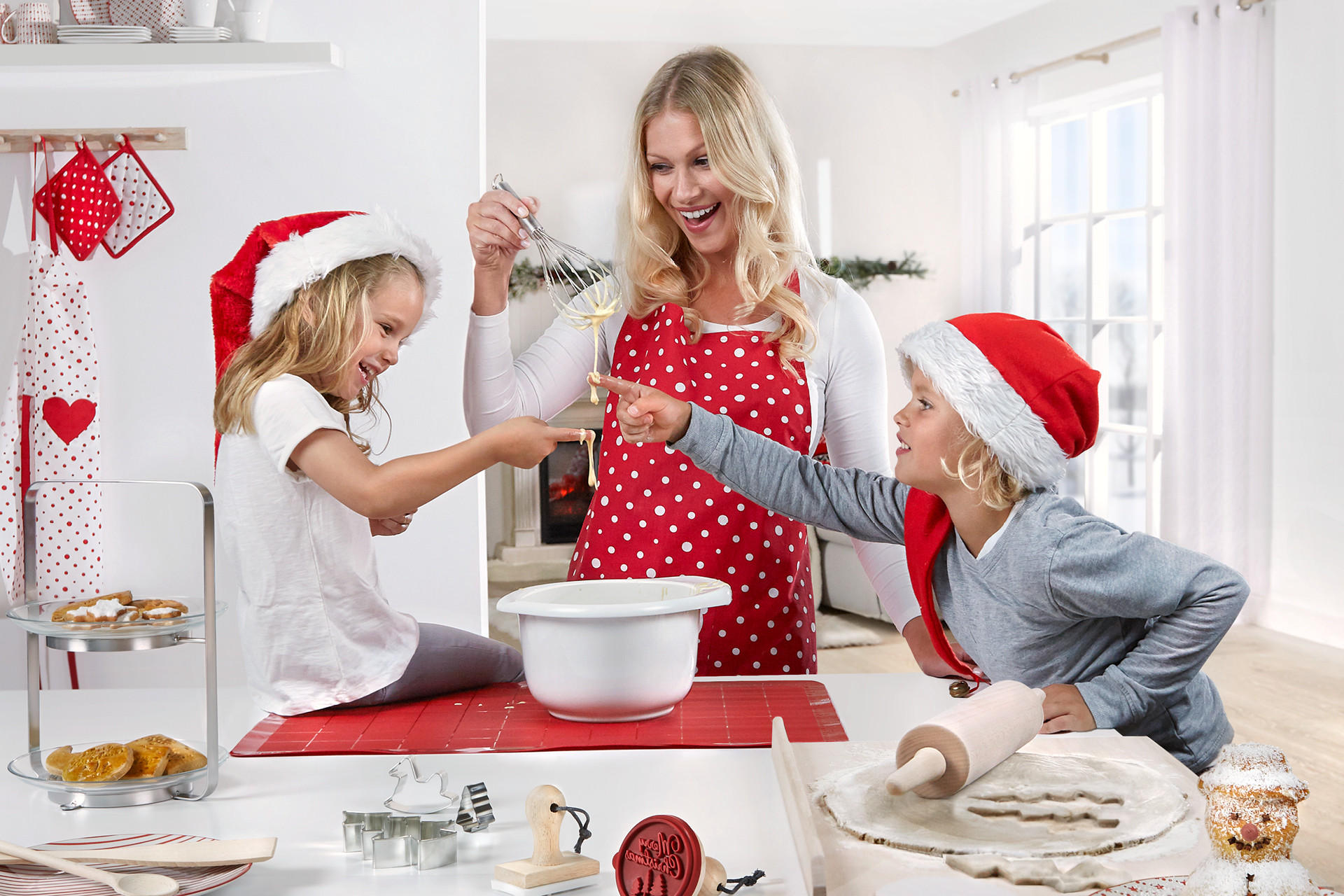 Frau backt Kekse mit Kindern