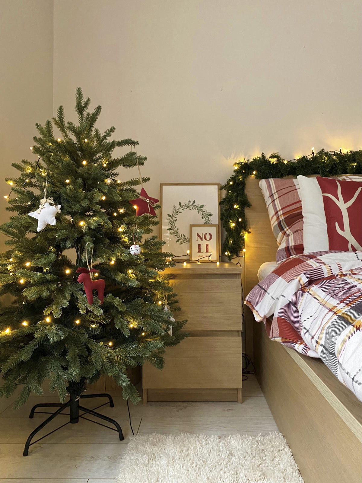 VÁNOČNÍ STROMEK 120 cm Zelený Huxley - zelená barva, plast (120cm) - Beliani