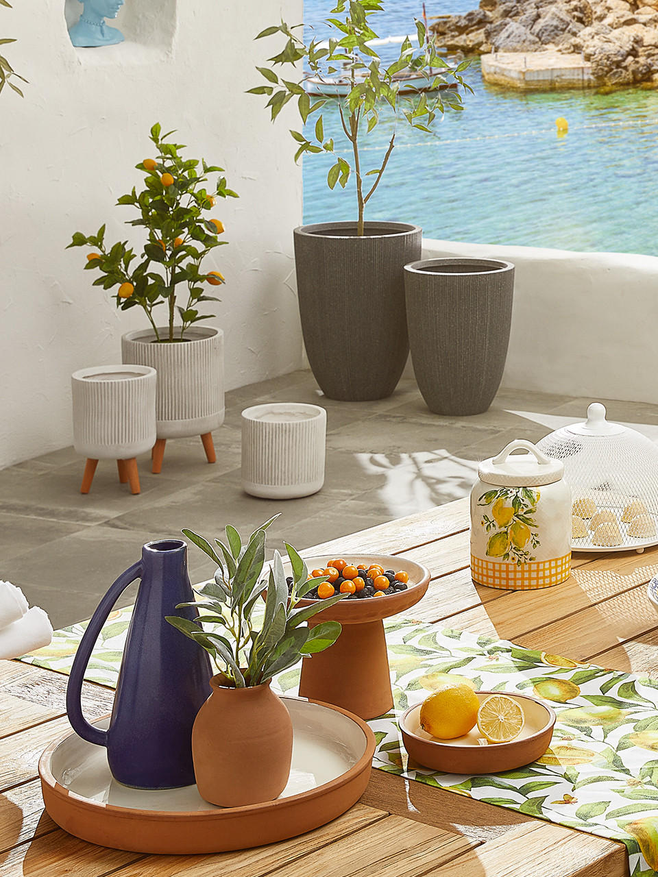 Gedeckter Gartentisch mit Zitronen Print Deko