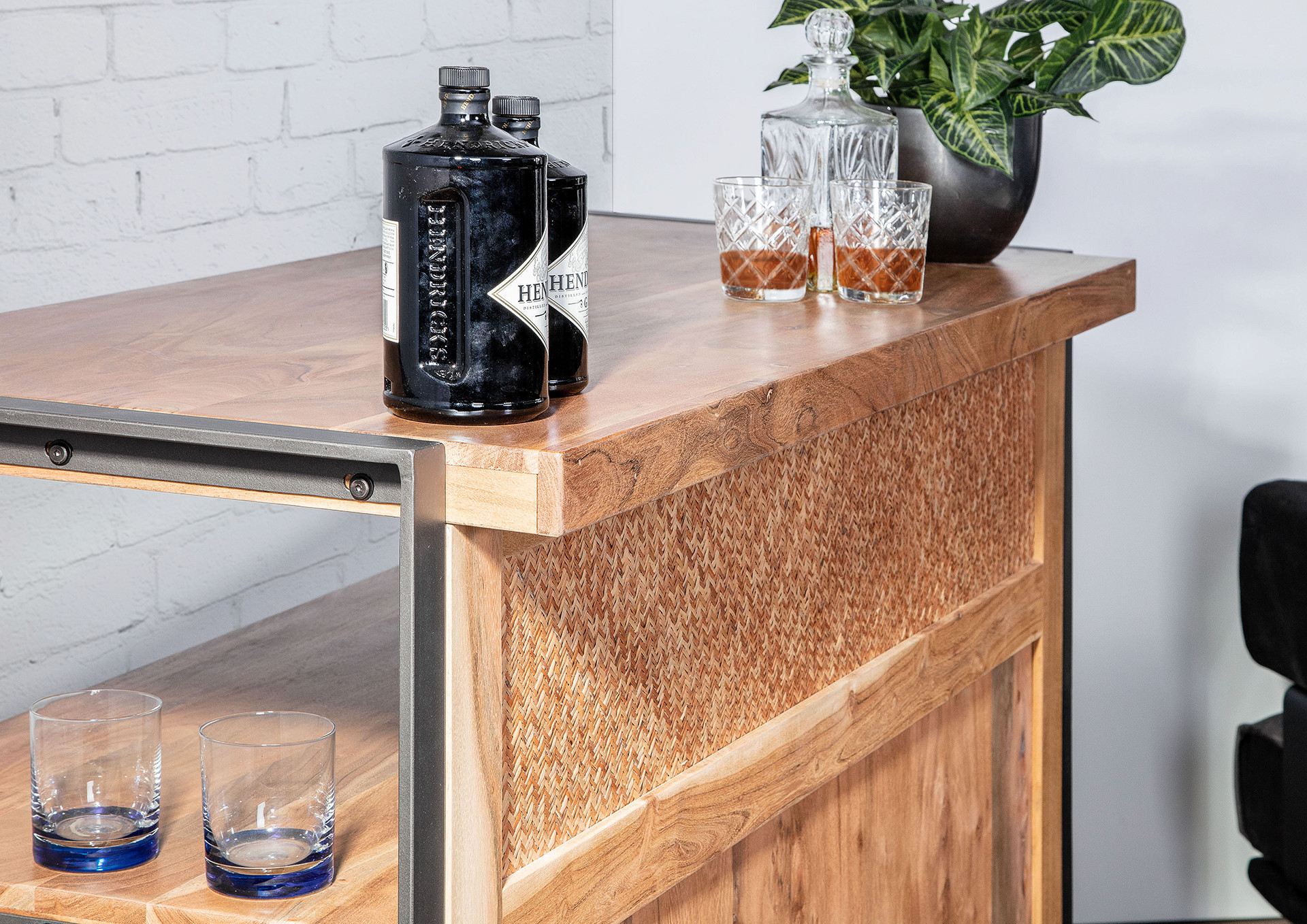 barový vozík s alkoholom, barový pult, barová skrinka, čierny kvetináč s rastlinou, poháre na whisky