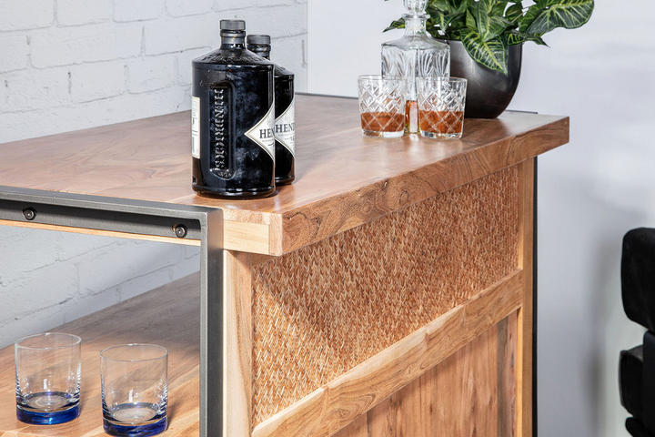 barový vozík s alkoholom, barový pult, barová skrinka, čierny kvetináč s rastlinou, poháre na whisky