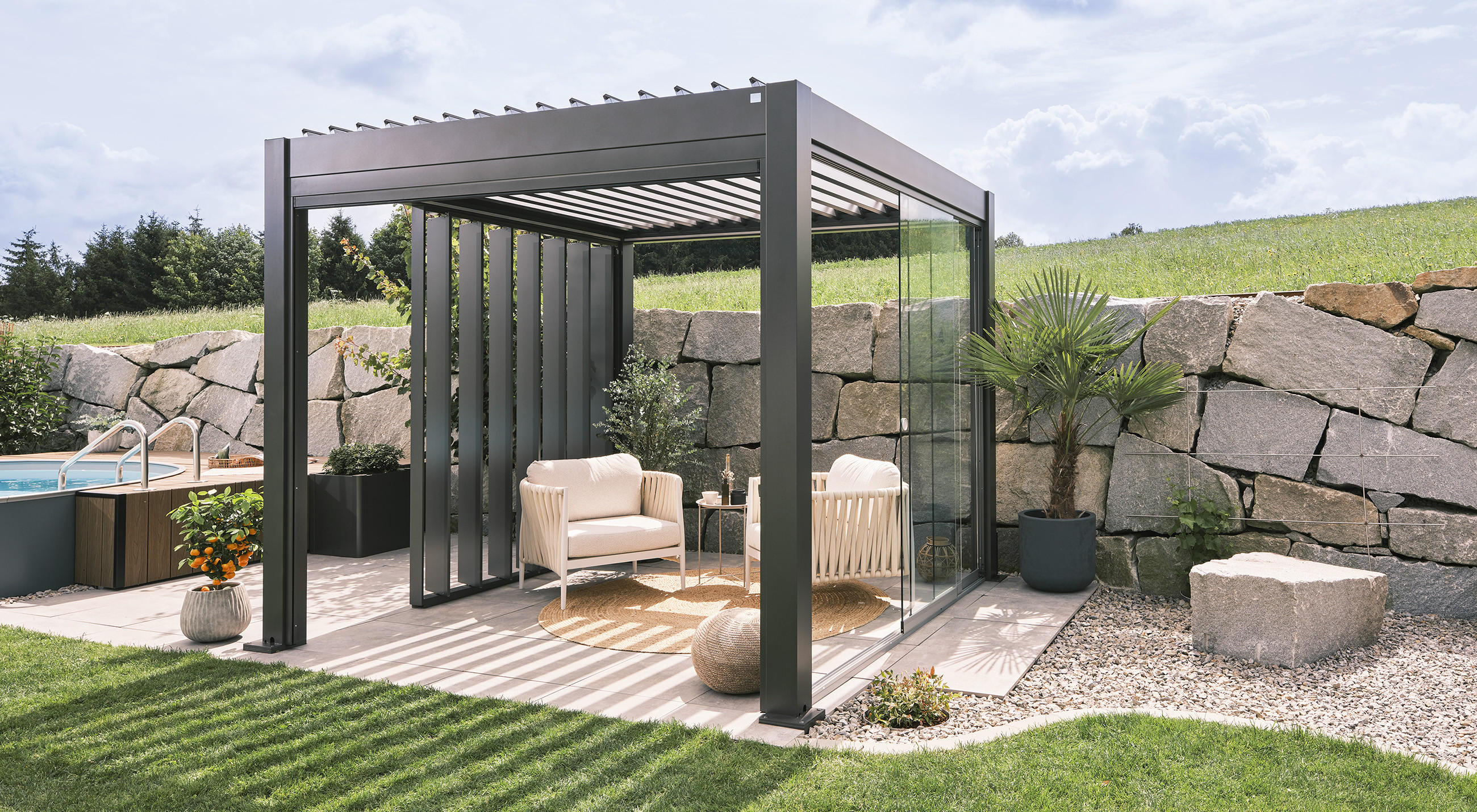 Terrassenüberdachung von Liebherr in schönem Garten.