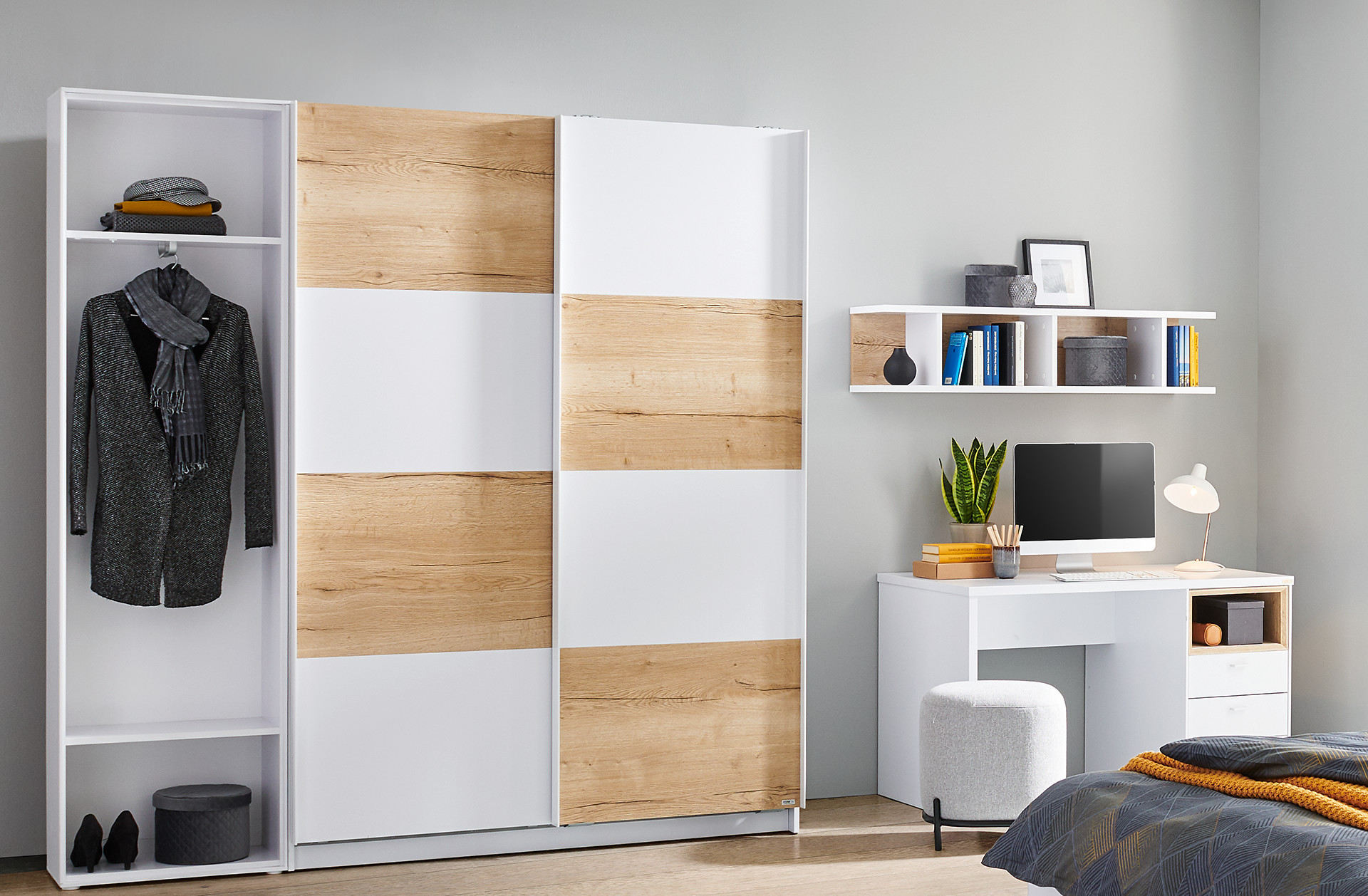 Skriňa do detskej izby so zasúvacími dverami, biely pracovný stôl, stolná lampa, sivobiela taburetka, biely regál nad stolom