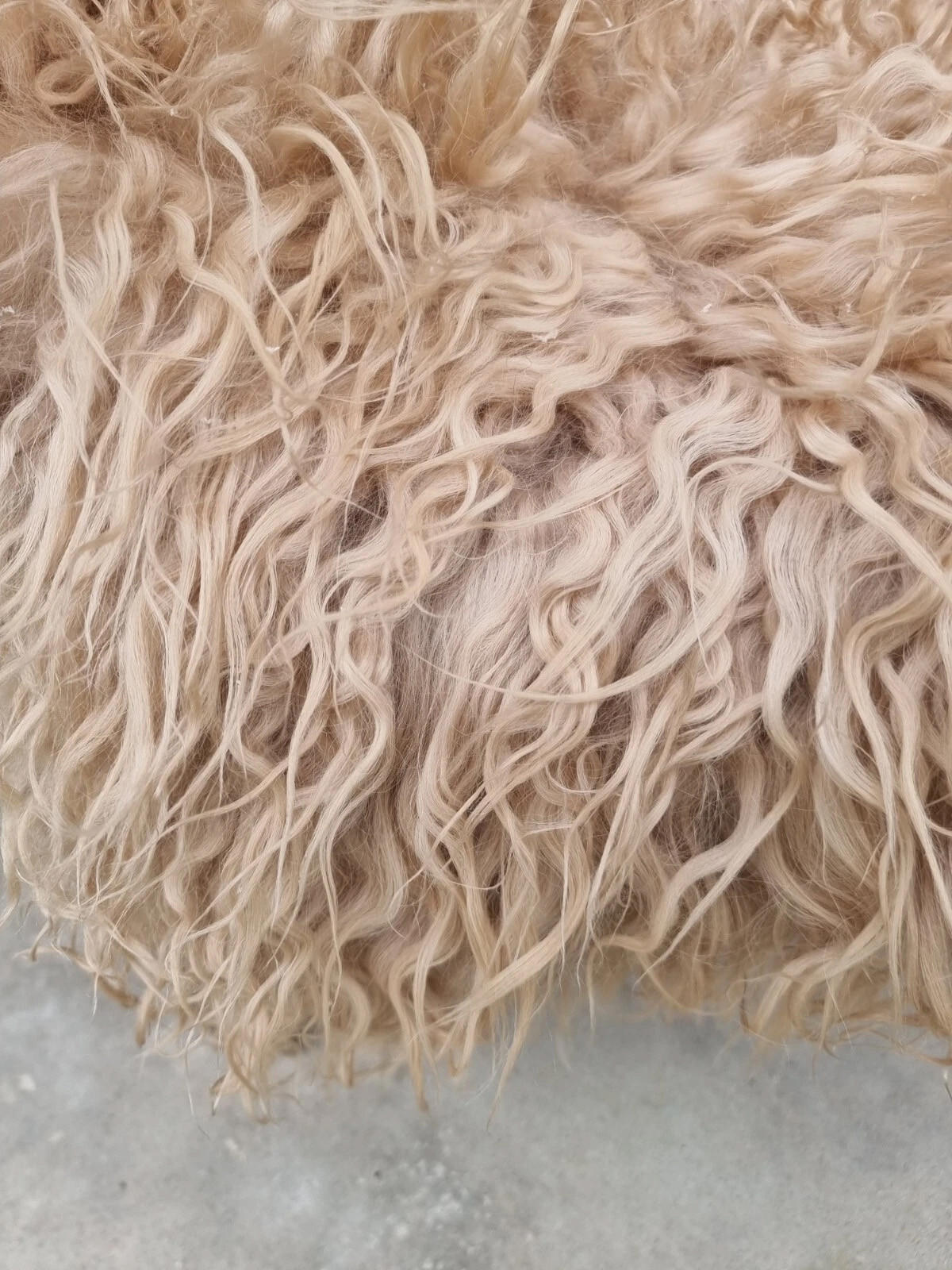 LAMMFELL Island Langhaar natur lockig weich Premium Cappuccino ca. 115 cm - Cappuccino, Fell (65/115cm) - Provellus