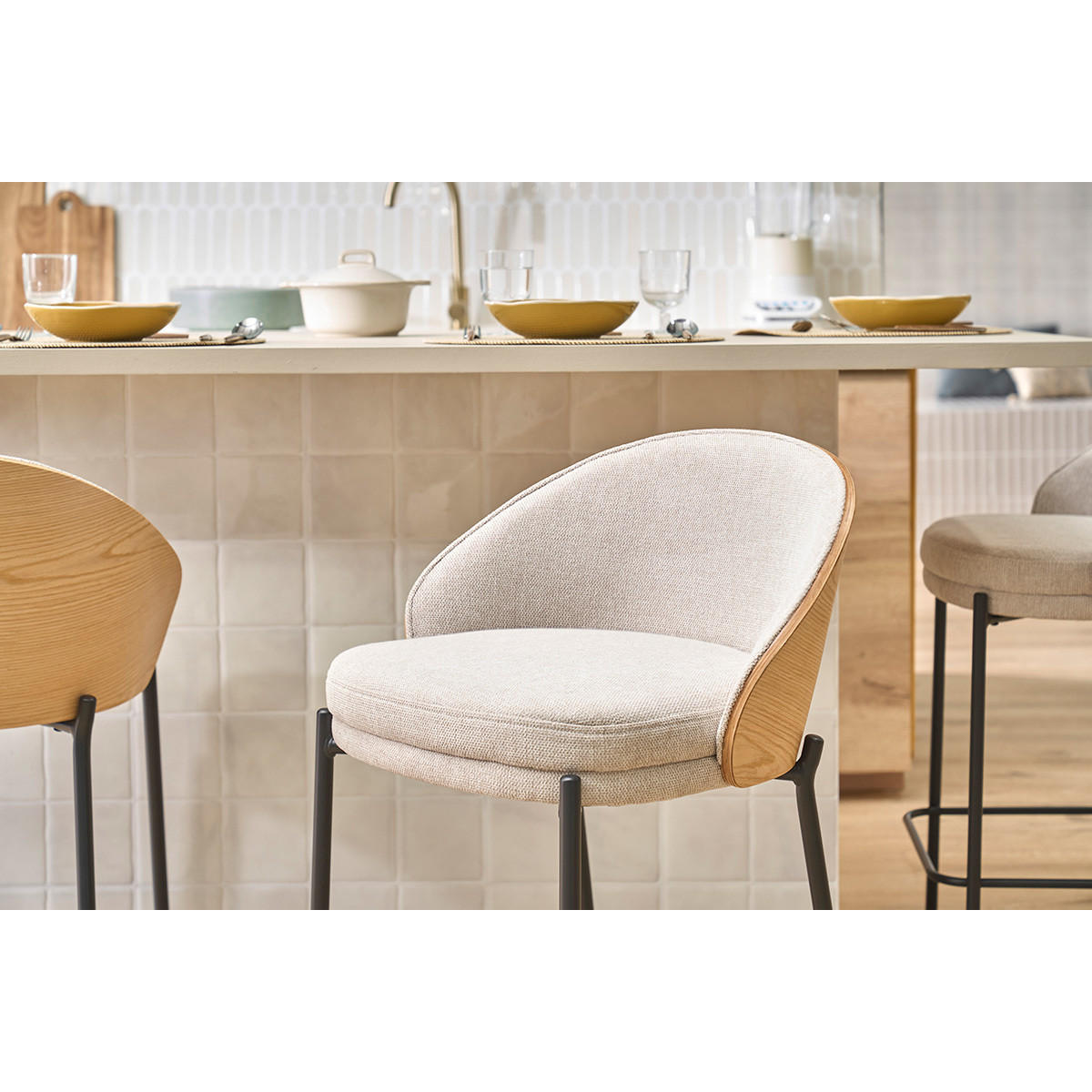 BARHOCKER aus samtartigem, texturiertem Stoff in Beige, dunklem Holz und Metall H65 cm (2er-Set) TUCSON - Beige, Textil (50.5/85.5/54cm) - Miliboo