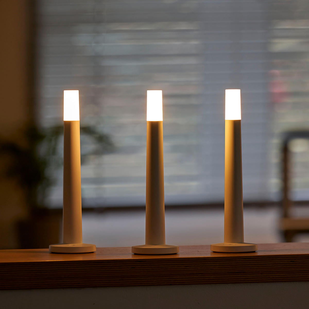 LED-STABKERZEN - dimmbar in warmweiß mit induktiver Ladeschale und Touchtaste für Innen und Außen, 3er-Set - Weiß, Kunststoff (24/29.5/10.3cm) - Northpoint