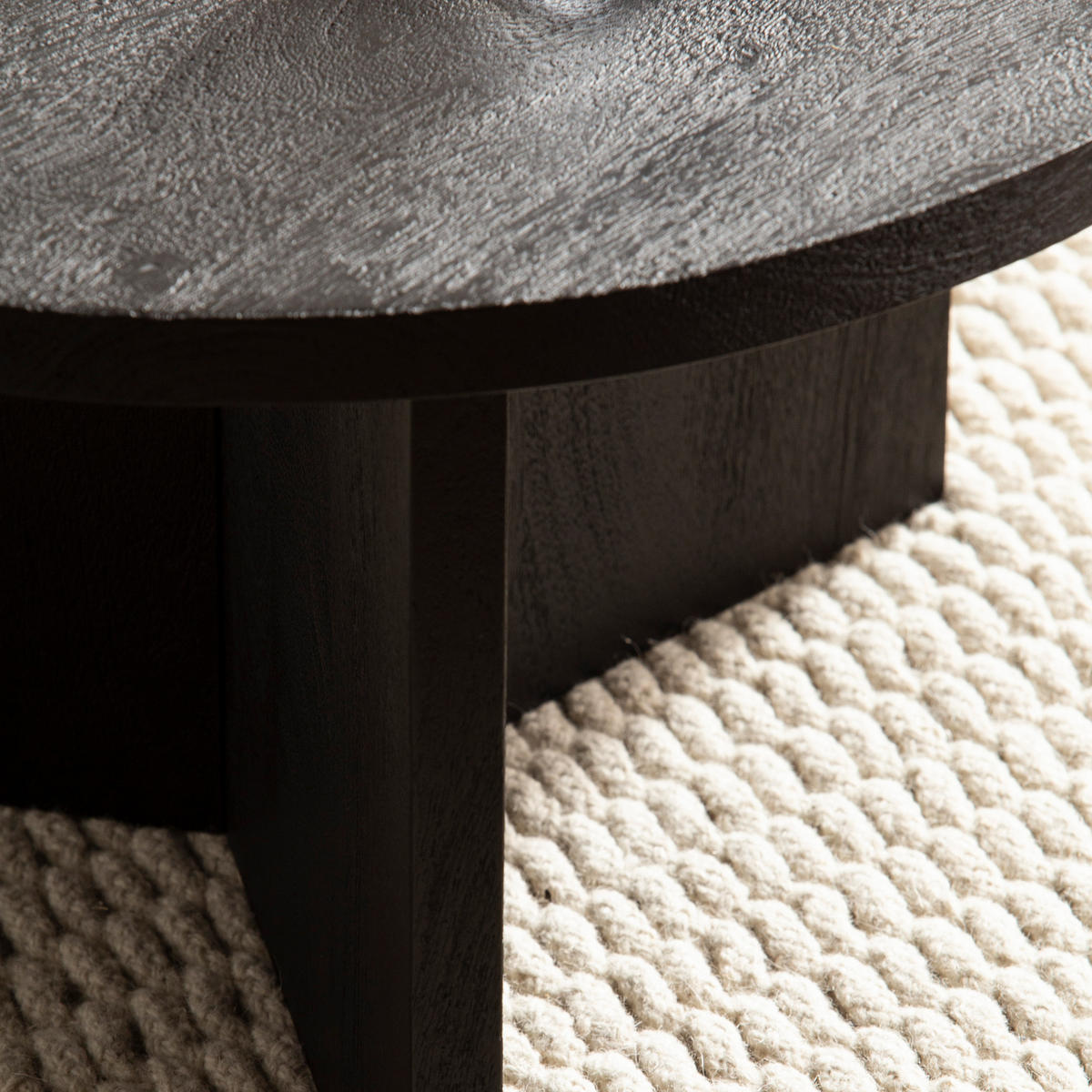 COUCHTISCH rund in Schwarz, aus Massivholz Mango, 60x60x33cm, Dreibein-Design, mit Naturholzmaserung - Schwarz, Holz (60/60/33cm) - KADIMA DESIGN