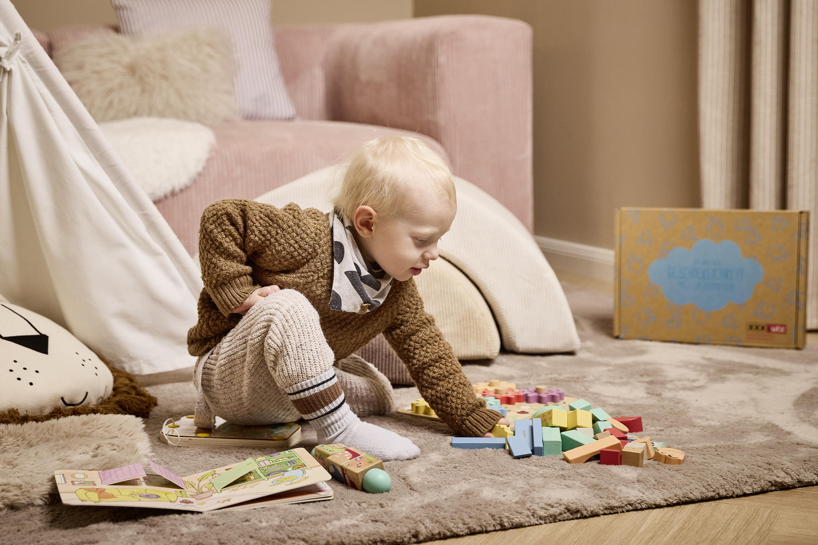 Junge spielt mit Spielsachen aus der XXXLutz Babybox 19-24 Monate