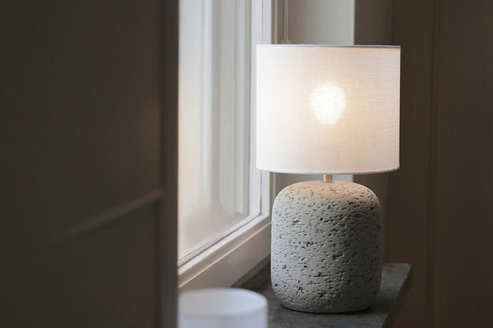 Betonlampen mit weißem runden Lampenschirm