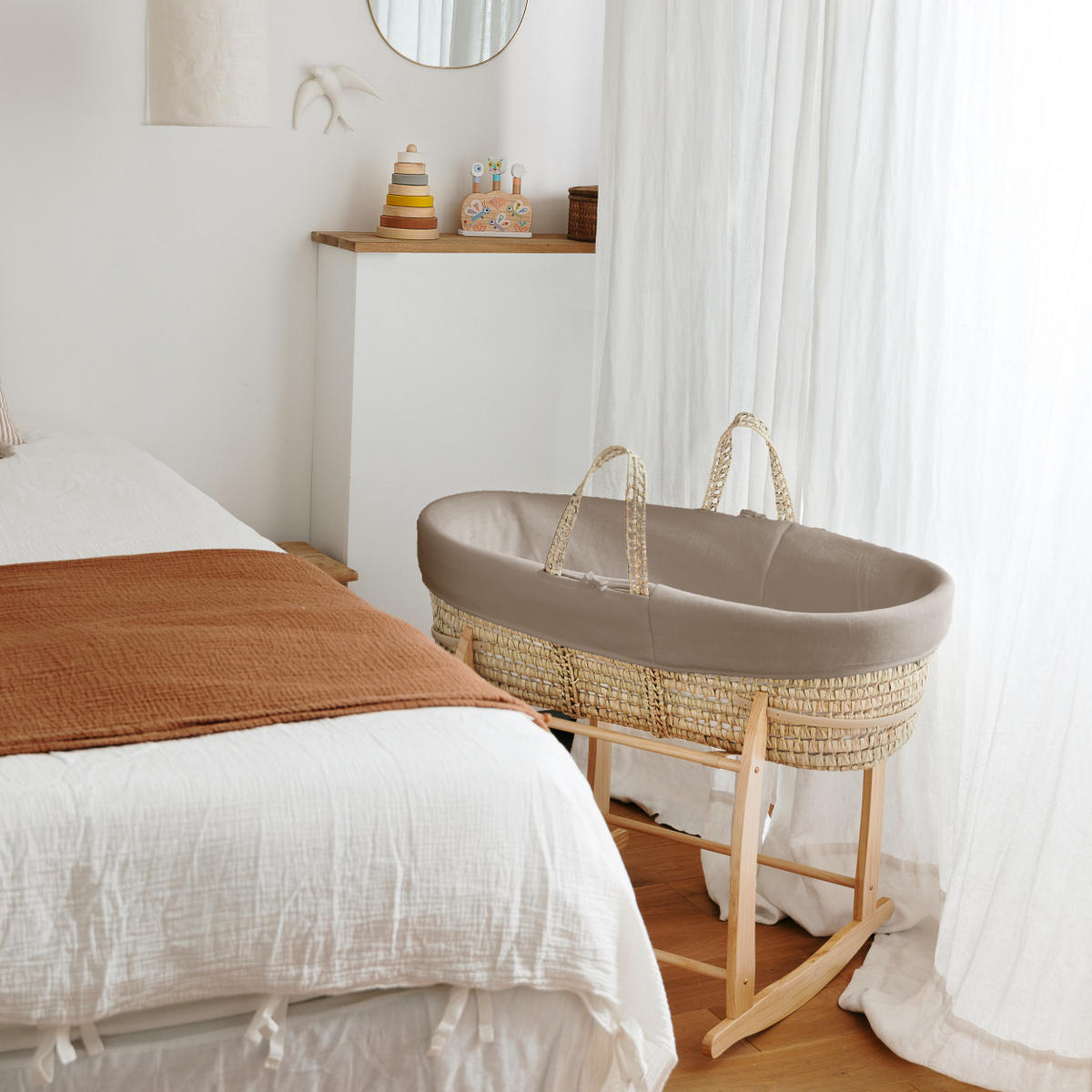 BABYTRAGEKORB mit Holzgestell braun - Haselnussfarben, Naturmaterialien (29/78cm) - Premiers Moments