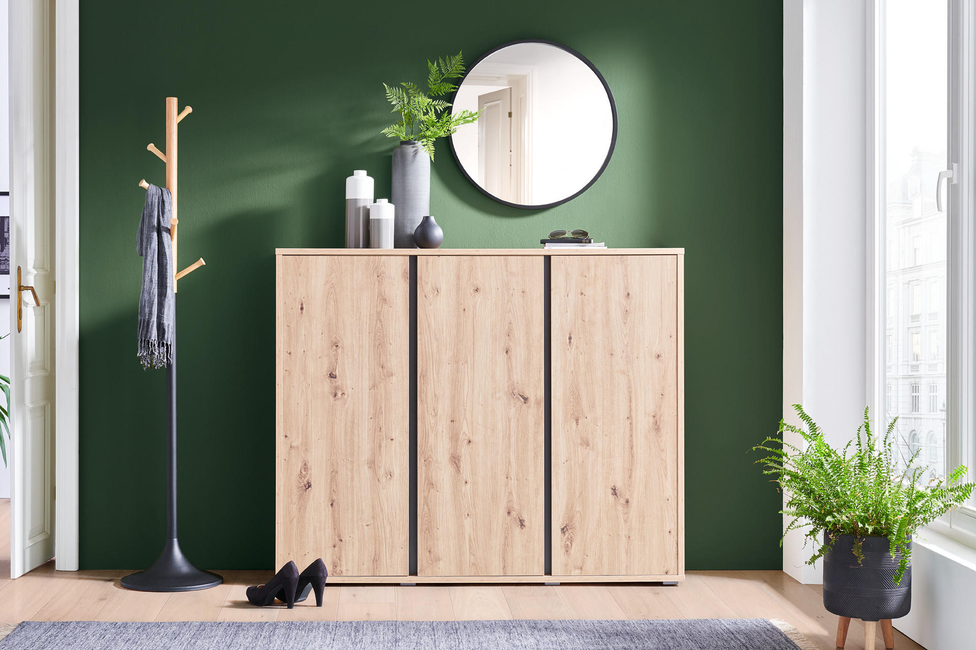 Garderobe aus Holz-Nachbildung