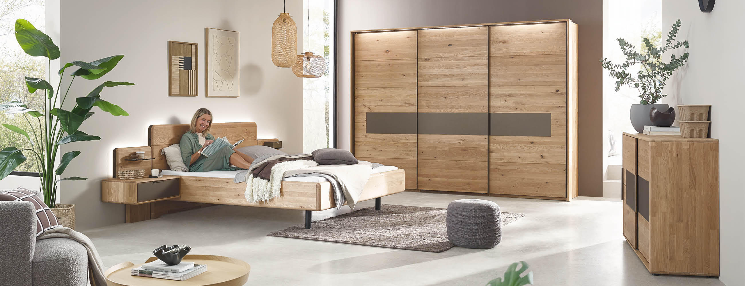 Schlafzimmeransicht mit einem Bett, einer Dresser und einem Holzschrank mit integrierten Licht.