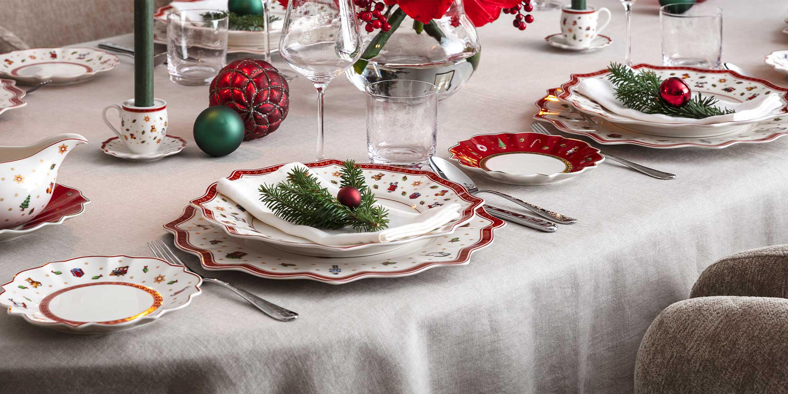 Weihnachtliche Geschirrserie Toy&apos;s Delight von Villeroy und Boch, auf einem festlichen angerichtetem Esstisch. 