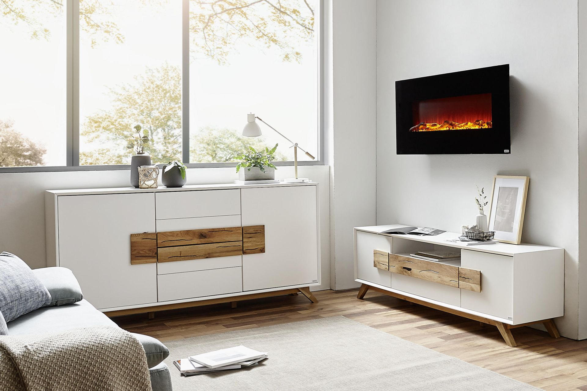 bijele komode s drvenim detaljima