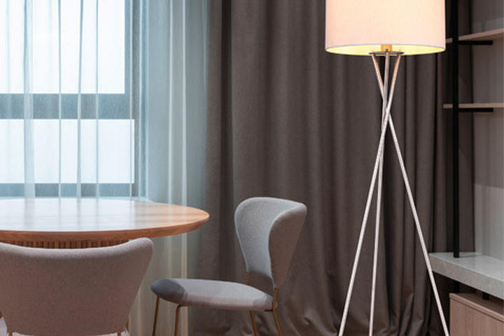 Dreibein-Stehlampe silber