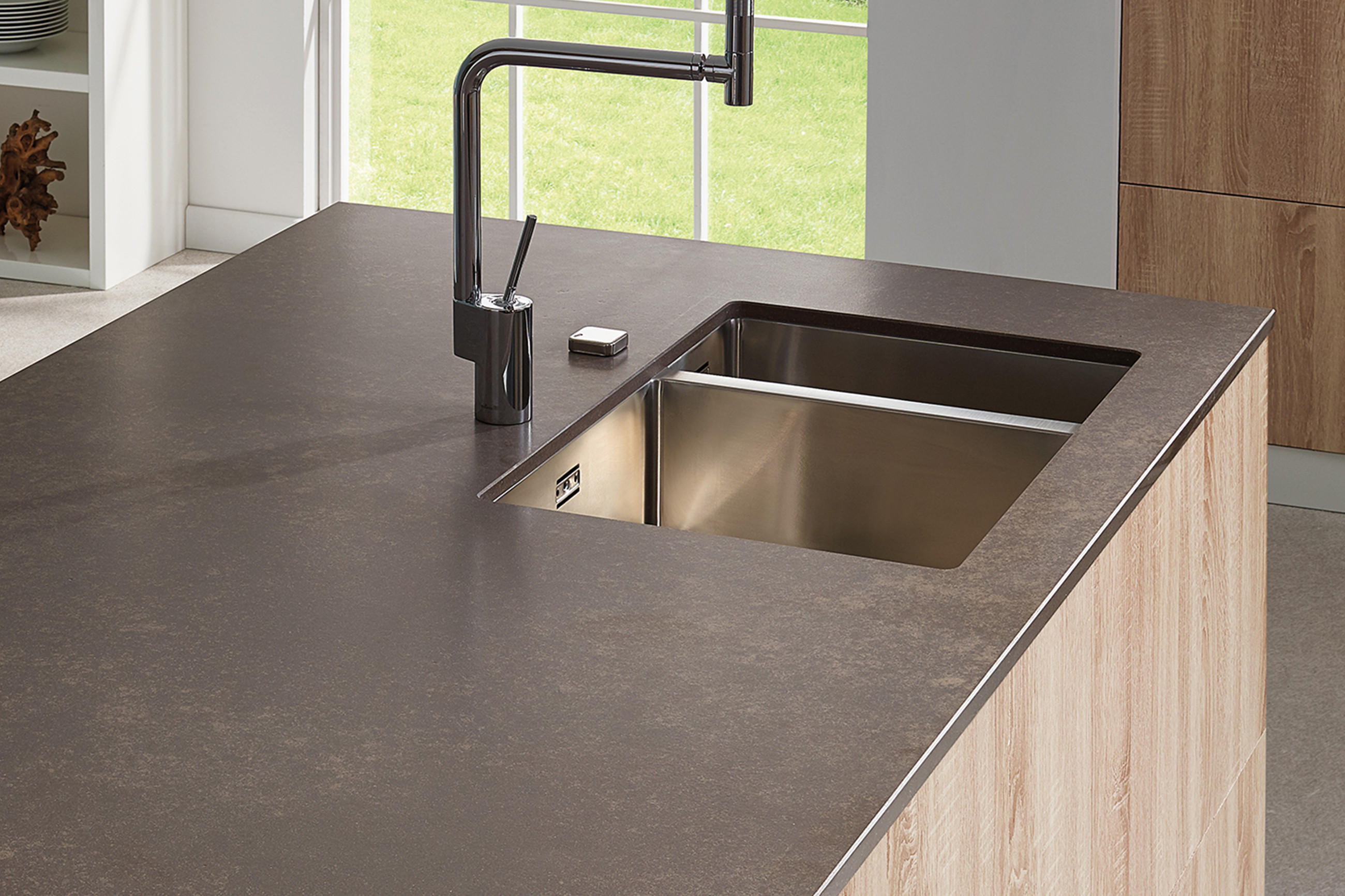 Nahaufnahme von stilvoller Küchenarbeitsplatte und in Holzküche.