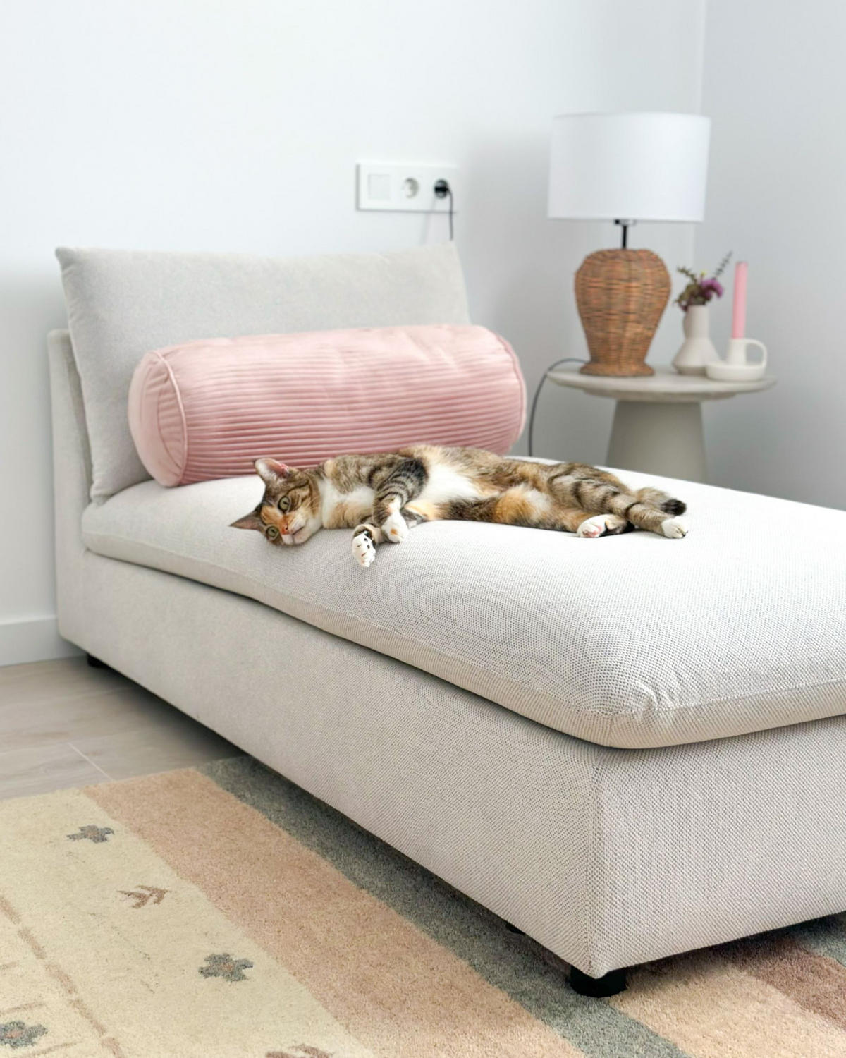 ČALOUNĚNÉ LEHÁTKO CHAISE LONGUE Látka Krémově bílé Vizille - bílá/černá, textil (80/60/160cm) - Beliani