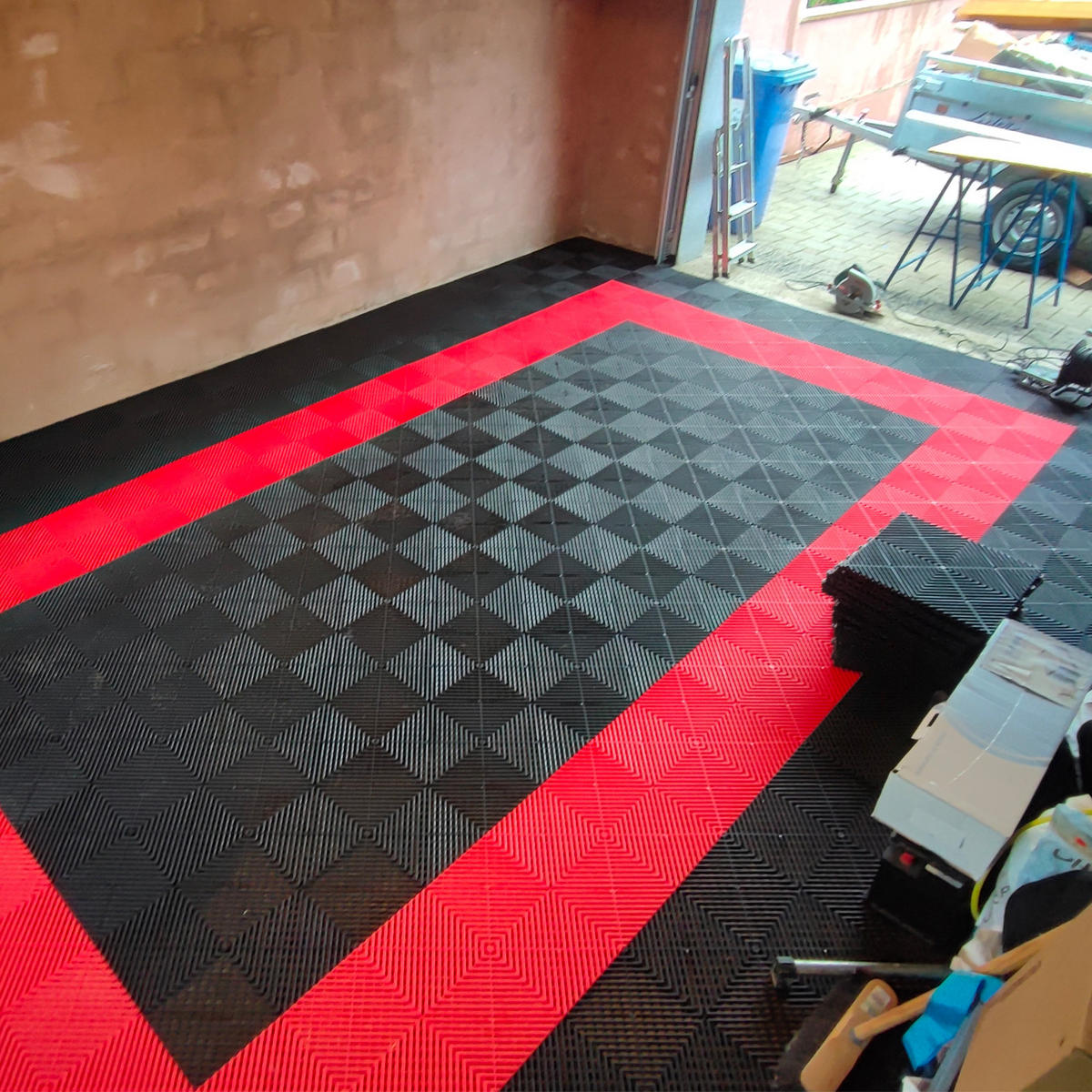 KLICKFLIESEN Durchbrochen für Garage, Werkstatt und Ausstellungsraum - Farbe Rot - Set von 6 Fliesen - Rot, Kunststoff (39.5/39.5/2cm) - MOSAIK AERO