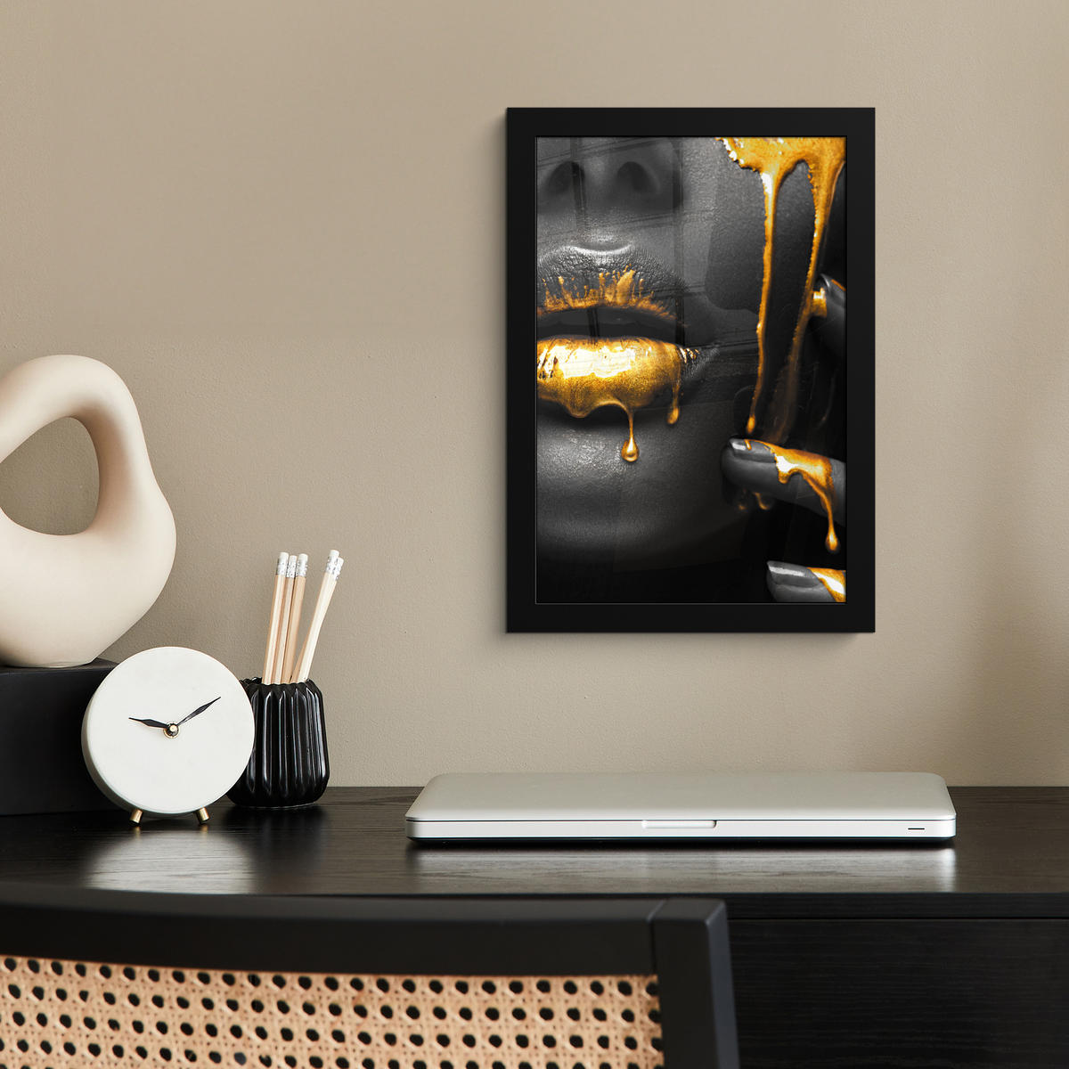 GERAHMTES BILD Frau - Schwarz - Gold - Gesicht - Lippen 20x30 cm - Goldfarben, Papier (20/30cm) - MuchoWow