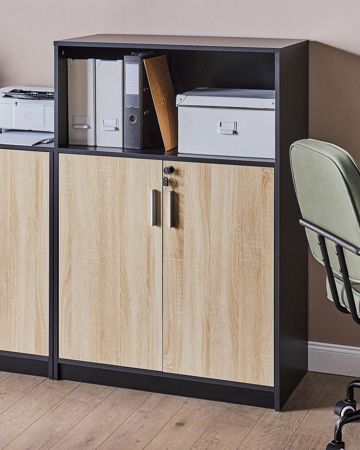 AKTENSCHRANK heller Holzfarbton/schwarz 117 cm 2 Türen offenes Ablagefach Zehna - Hellbraun/Schwarz, Holzwerkstoff (80/117/40cm) - Beliani
