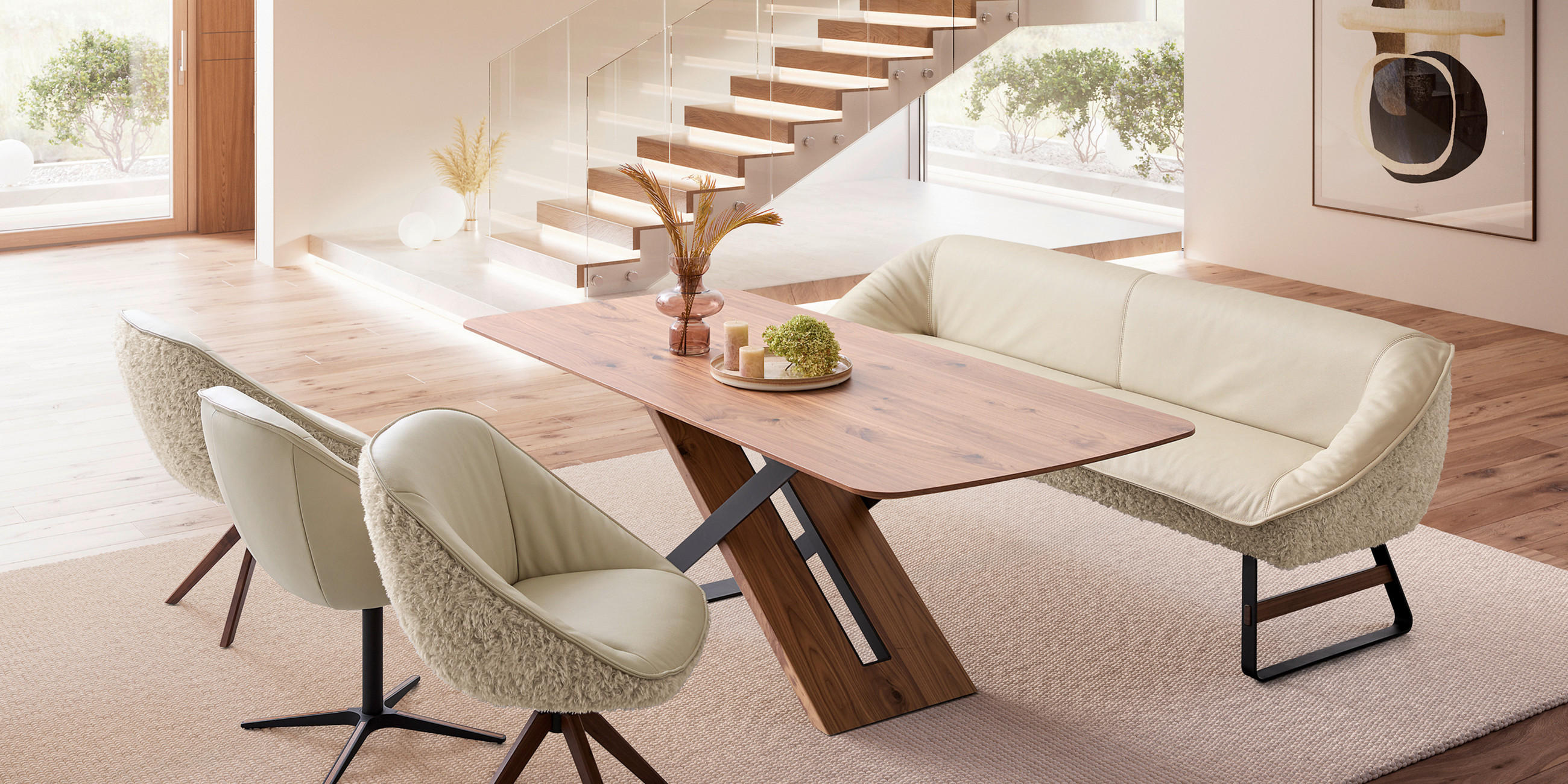 Koinor Esszimmer-Set mit Holz-Tisch, zwei drehbaren Sesseln und einer gepolsterten Bank in Cremefarben, modernes Design.