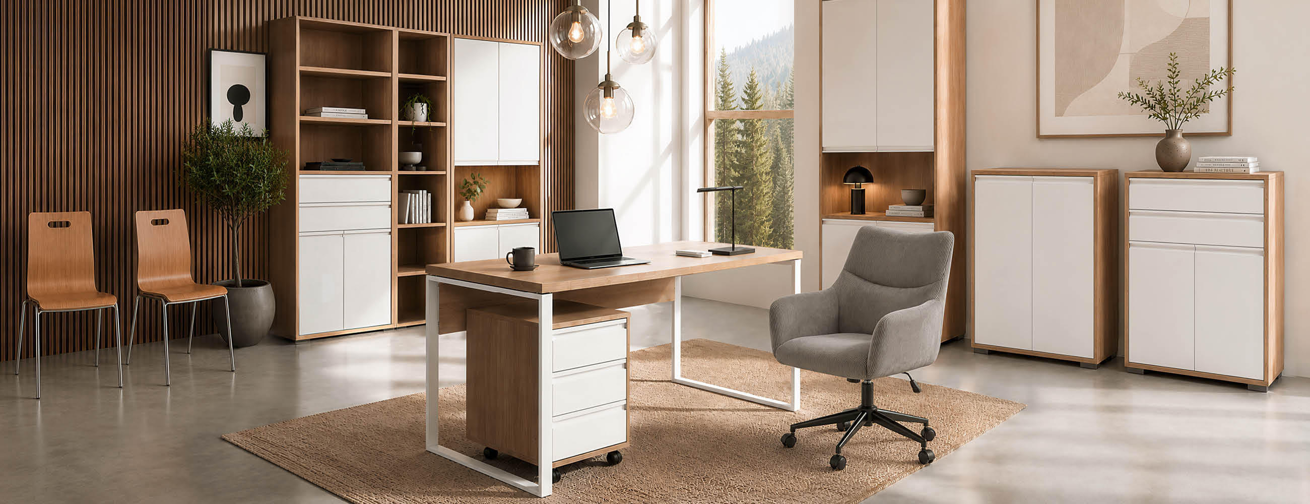 Helles modernes Büro mit Holztisch, grauem Bürostuhl, weißen Schränken, Pflanzen und großen Fenstern mit Blick ins Grüne.