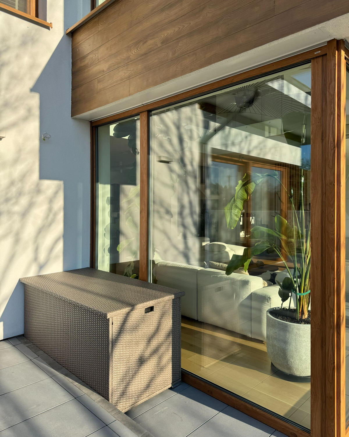 ÚLOŽNÝ BOX NA POLSTROVÁNÍ Ratan taupe 155/75 cm Modena - šedá/přírodní, plast (155/80/75cm) - Beliani