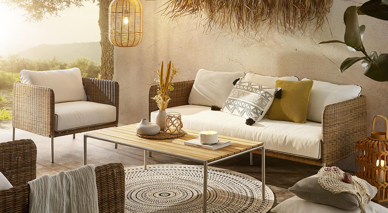 Balkon einrichten mit verschiedenen Möbeln